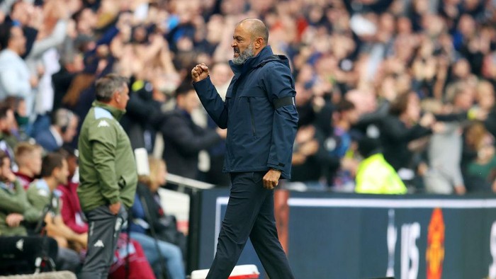 LONDON, ENGLAND - OCTOBER 03: Nuno Espirito Santo, Manager of Tottenham Hotspur celebrates after their sides first goal scored by Pierre-Emile Hojbjerg (Not pictured) during the Premier League match between Tottenham Hotspur and Aston Villa at Tottenham Hotspur Stadium on October 03, 2021 in London, England. (Photo by Catherine Ivill/Getty Images)