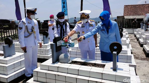 Peringati HUT TNI, Pangkoarmada I Tabur Bunga di TMP Samudera