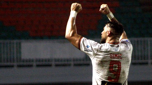Pesepak bola Persija Jakarta Marko Simic melakukan selebrasi setelah mencetak gol ke gawang Persiraja Banda Aceh dalam lanjutan laga Liga 1 di Stadion Pakansari, Kabupaten Bogor, Jawa Barat, Sabtu (2/10/2021). Persija Jakarta menang dengan skor 1-0.  ANTARA FOTO/Yulius Satria Wijaya/aww.