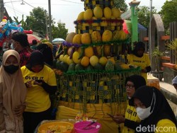 7 Ton Semangka Hingga Melon Ludes Diserbu Warga di Pesta Buah Lamongan