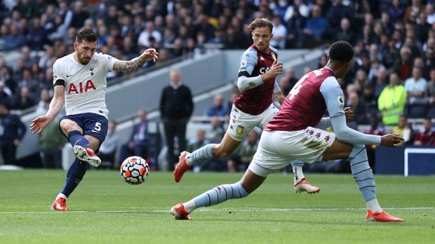 LONDON, ENGLAND - OCTOBER 03: Pierre-Emile Hojbjerg of Tottenham Hotspur scores their side's first goal during the Premier League match between Tottenham Hotspur and Aston Villa at Tottenham Hotspur Stadium on October 03, 2021 in London, England. (Photo by Eddie Keogh/Getty Images)
