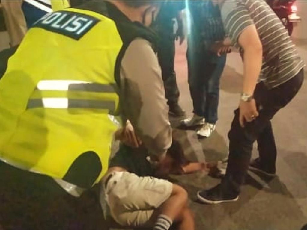 Kaget Razia, Remaja di Sumsel Tabrak Polisi hingga Pura-pura Pingsan Kaget Razia, Remaja di Sumsel Tabrak Polisi hingga Pura-pura Pingsan