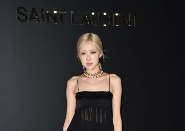 Rosè BLACKPINK di Paris Fashion Week/Foto: twitter.com/GettyImages