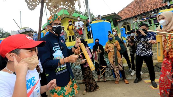 Sandiaga Kunjungi Desa Wisata Cikolelet Serang