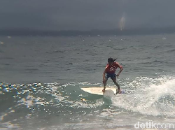 Puluhan Peselancar Beraksi di Batukaras Surf League Serie III