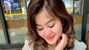 Sherrin Tharia Putuskan Lepas Hijab, Ini Pose Asyiknya Hangout di Kafe