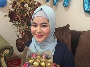 Mantan Istri Zumi Zola yang Putuskan Berhijab Lagi Mantan Istri Zumi Zola yang Putuskan Berhijab Lagi