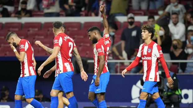 Atletico Madrid's Thomas Lemar, center, celebrates after scoring the opening goal during the La Liga soccer match between Atletico Madrid and Barcelona at the Estadio Wanda Metropolitano in Madrid, Saturday, Oct. 2, 2021. (AP Photo/Manu Fernandez)