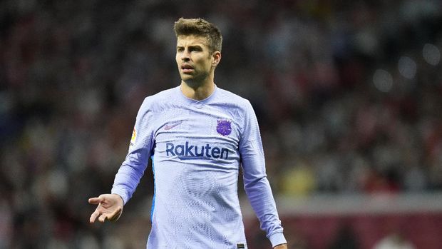 Barcelona's Gerard Pique gestures during the La Liga soccer match between Atletico Madrid and Barcelona at the Estadio Wanda Metropolitano in Madrid, Saturday, Oct. 2, 2021. (AP Photo/Manu Fernandez)