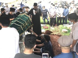 Suasana Haru Iringi Pemakaman Dirut TransJakarta di TPU Pondok Ranggon