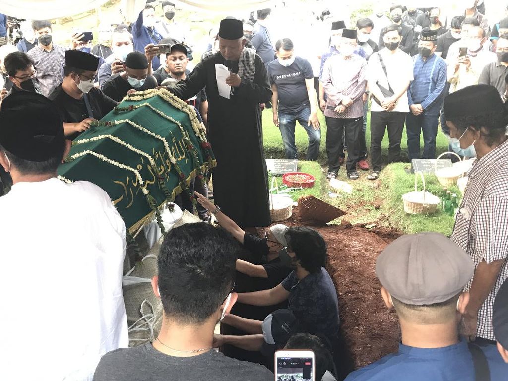 Suasana Haru Iringi Pemakaman Dirut TransJakarta di TPU Pondok Ranggon