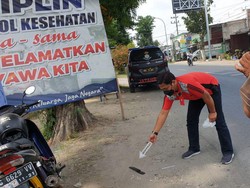 Seorang Pak Ogah Terkapar Setelah Ditusuk Pengendara Motor di Jombang