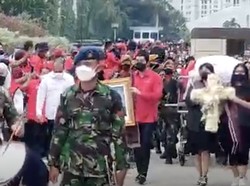 Upacara Militer Iringi Kepergian Sabam Sirait ke Peristirahatan Akhir