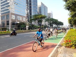 DKI PPKM Level 3, Warga Ramai Berolahraga di Sudirman-Thamrin Pagi Ini