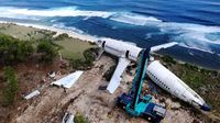 Wih, Ada Pesawat Boeing Mejeng di Tebing Pantai Bali