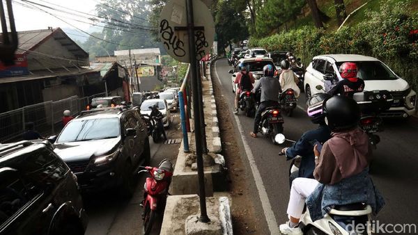 Wisatawan Tinggalkan Dago Bandung, Arus Lalin Padat Merayap