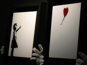 Lukisan Fenomenal Banksy Girl and Balloon Dilelang Rp 67 Miliar Lukisan Fenomenal Banksy Girl and Balloon Dilelang Rp 67 Miliar