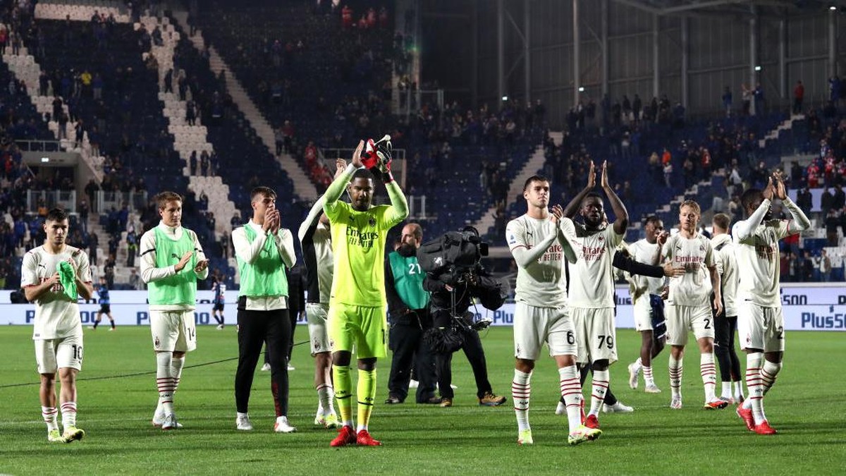 AC Milan saat menghadapi Atalanta musim ini. Foto: Getty Images/Marco Luzzani