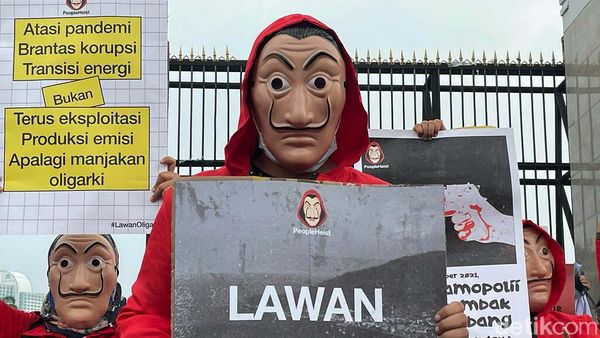 Bertopeng Money Heist, Aktifis Berdemo Lawan Oligarki