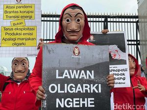 Bertopeng Money Heist, Aktifis Berdemo Lawan Oligarki