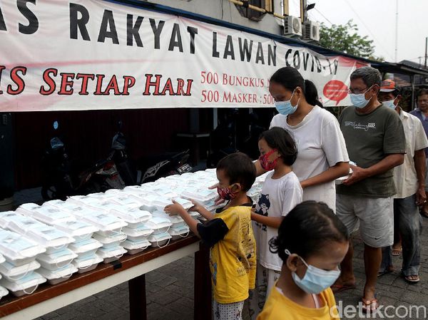 Antusias Warga Ibu Kota Berburu Sarapan Gratis di Kala Pandemi
