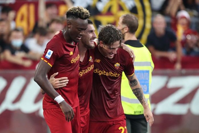 ROME, ITALY - OCTOBER 03: Lorenzo Pellegrini of AS Roma celebrates with teammates Tammy Abraham and Nicolo Zaniolo after scoring their sides first goal  during the Serie A match between AS Roma v Empoli FC at Stadio Olimpico on October 03, 2021 in Rome, Italy. (Photo by Paolo Bruno/Getty Images)