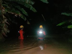 Banjir-Tanah Longsor di Luwu, 20 KK Ibu dan Anak Dievakuasi