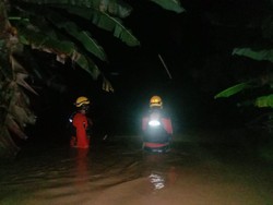 Banjir-Tanah Longsor di Luwu, 20 KK Ibu dan Anak Dievakuasi