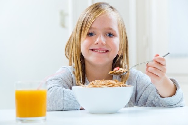 Membentuk anak yang cerdas perlu memberikan makanan yang sehat dan bergizi.
