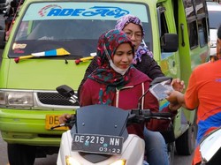 BNPB Bagikan 2.000 Masker ke Pedagang & Pengunjung Pantai Natsepa