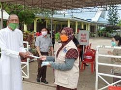 Relawan Prokes BNPB Bagikan Masker di Tempat Ibadah hingga Venue PON