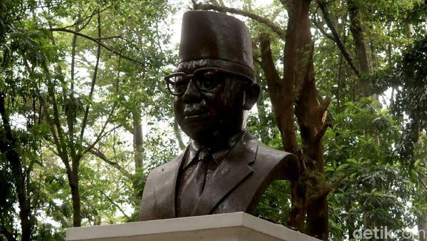 Bukan Soeharto, Ini Tokoh yang Patungnya Ada di Tahura Bandung