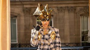 Foto: Gaya Unik Cardi B di Paris Fashion Week, Payudara Emas Jadi Sorotan