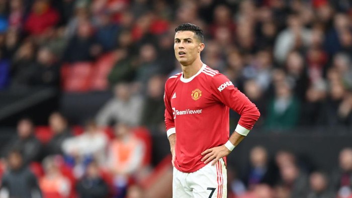 MANCHESTER, ENGLAND - OCTOBER 02: Jadon Sancho and Cristiano Ronaldo of Manchester United wait to take to the field as substitutes during the Premier League match between Manchester United and Everton at Old Trafford on October 02, 2021 in Manchester, England. (Photo by Michael Regan/Getty Images)