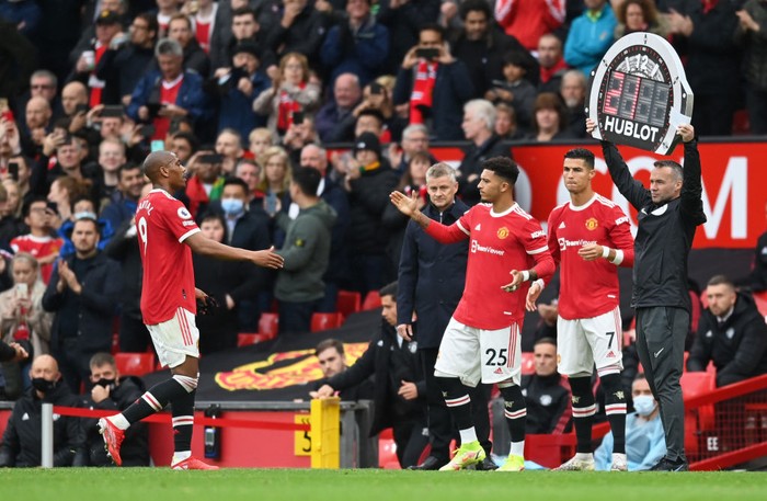 Cristiano Ronaldo MANCHESTER, ENGLAND - OCTOBER 02: Jadon Sancho and Cristiano Ronaldo of Manchester United wait to take to the field as substitutes during the Premier League match between Manchester United and Everton at Old Trafford on October 02, 2021 in Manchester, England. (Photo by Michael Regan/Getty Images)