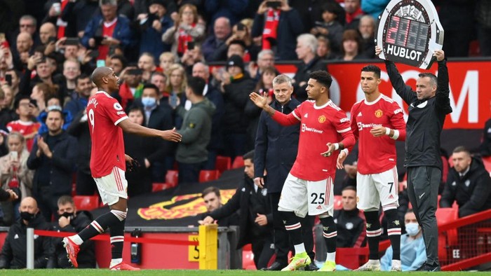 MANCHESTER, ENGLAND - OCTOBER 02: Jadon Sancho and Cristiano Ronaldo of Manchester United wait to take to the field as substitutes during the Premier League match between Manchester United and Everton at Old Trafford on October 02, 2021 in Manchester, England. (Photo by Michael Regan/Getty Images)