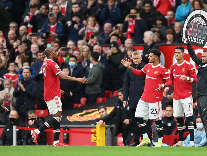 MANCHESTER, ENGLAND - OCTOBER 02: Jadon Sancho and Cristiano Ronaldo of Manchester United wait to take to the field as substitutes during the Premier League match between Manchester United and Everton at Old Trafford on October 02, 2021 in Manchester, England. (Photo by Michael Regan/Getty Images)