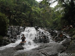 Segarnya Curug Balong Endah, Serasa Main di Kolam Buatan