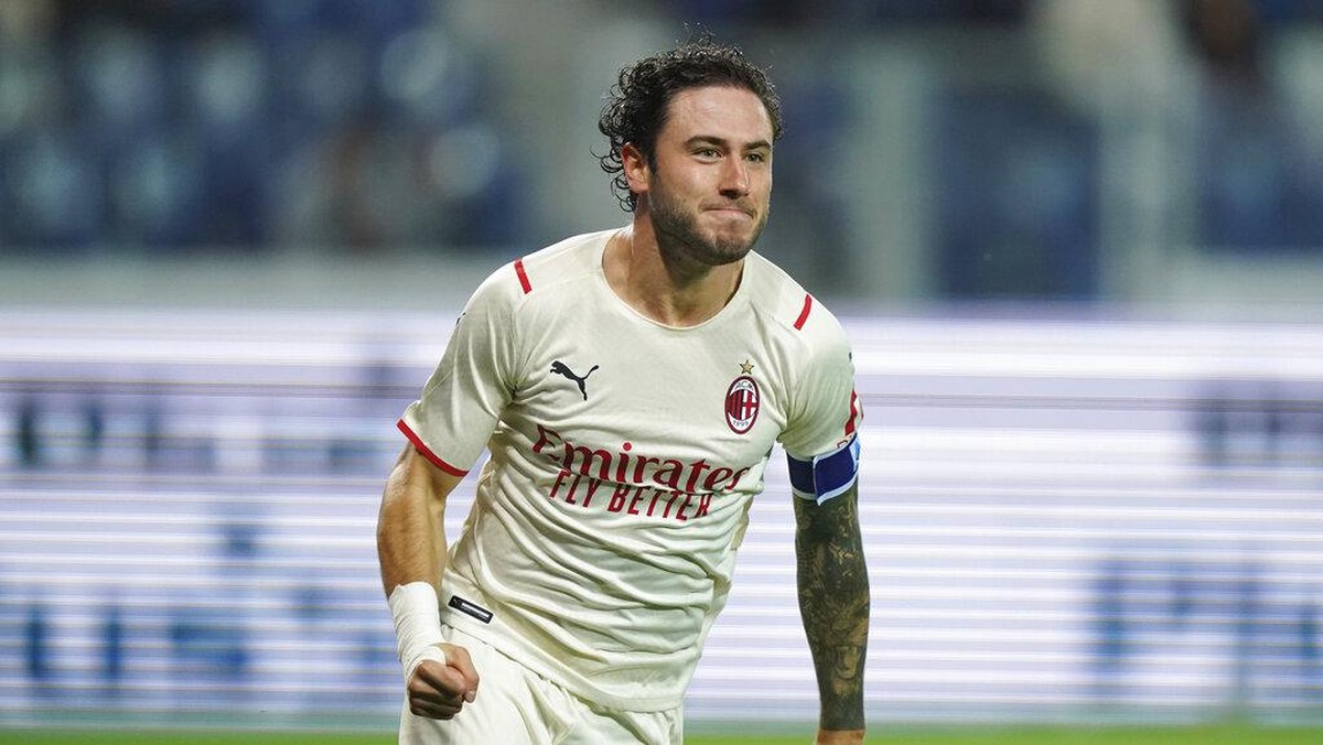 AC MIlan diminta Davide Calabria terus menembak ke gawang lawan. (Foto: AP/Spada)