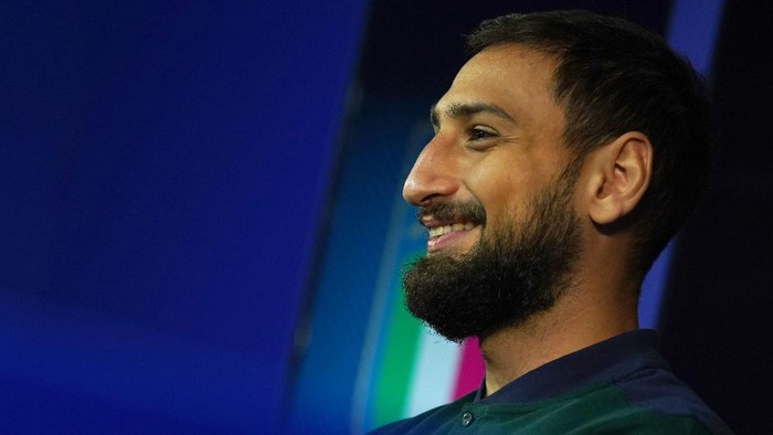 COMO, ITALY - OCTOBER 04: Gianluigi Donnarumma of Italy speaks with the media during a press conference at Appiano Gentile on October 04, 2021 in Como, Italy. (Photo by Claudio Villa/Getty Images)
