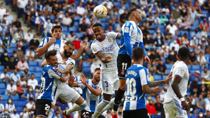 Real Madrids Eder Militao, center left, and Espanyols Raul de Tomas challenge for the ball during a Spanish La Liga soccer match between RCD Espanyol and Real Madrid at the Cornella-El Prat stadium in Barcelona, Spain, Sunday, Oct. 3, 2021. (AP Photo/Joan Monfort)