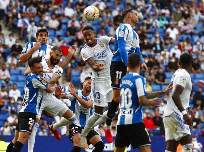 Real Madrid's Eder Militao, center left, and Espanyol's Raul de Tomas challenge for the ball during a Spanish La Liga soccer match between RCD Espanyol and Real Madrid at the Cornella-El Prat stadium in Barcelona, Spain, Sunday, Oct. 3, 2021. (AP Photo/Joan Monfort)