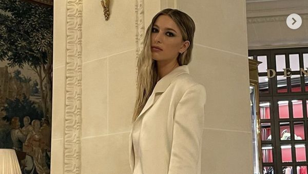 8 Foto Putri Cantik Steve Jobs dari Atlet Kuda Jadi Model Paris Fashion Week