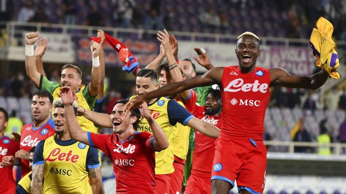 Napolis Victor Osimhen celebrates with teammates his sides 2-1 win at the end of the Serie A soccer match between Fiorentina and Napoli, at the Florence Artemio Franchi stadium, Italy, Sunday, Oct. 3, 2021. (Alfredo Falcone/LaPresse via AP)