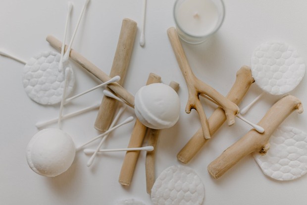 Ilustrasi: cotton bud bisa digunakan untuk membersihkan celah-celah dalam sepatu