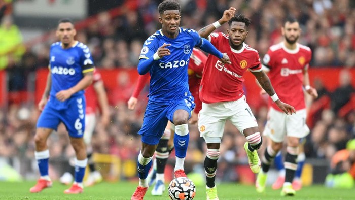 MANCHESTER, ENGLAND - OCTOBER 02: Demarai Gray of Everton runs from Fred of Manchester United during the Premier League match between Manchester United and Everton at Old Trafford on October 02, 2021 in Manchester, England. (Photo by Michael Regan/Getty Images)