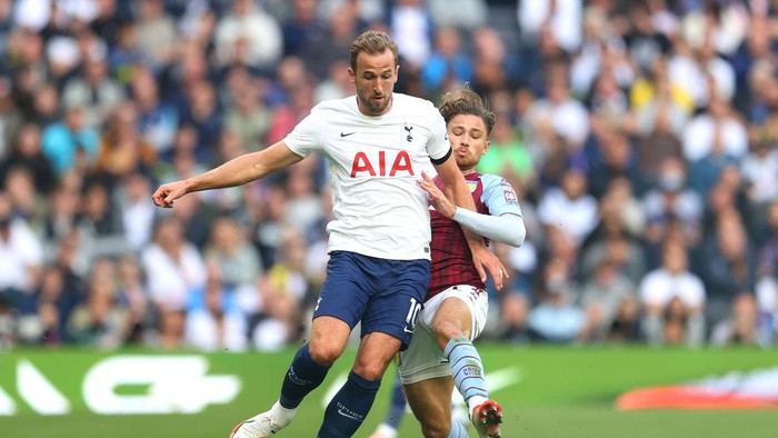 LONDON, ENGLAND - OCTOBER 03: Harry Kane of Tottenham Hotspur is challenged by Matty Cash of Aston Villa during the Premier League match between Tottenham Hotspur and Aston Villa at Tottenham Hotspur Stadium on October 03, 2021 in London, England. (Photo by Catherine Ivill/Getty Images)