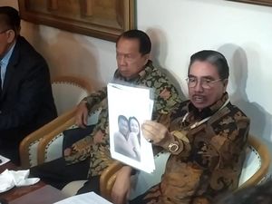 Hotma Sitompul Beberkan Foto Panas Hotman Paris Hotma Sitompul Beberkan Foto Panas Hotman Paris