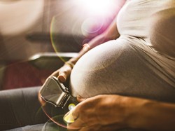 Benarkah Ibu Hamil Bepergian Naik Jet Pribadi Lebih Aman? Begini Kata Obgyn