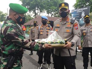Kejutan Manis Polisi Sidoarjo Saat HUT ke-76 TNI